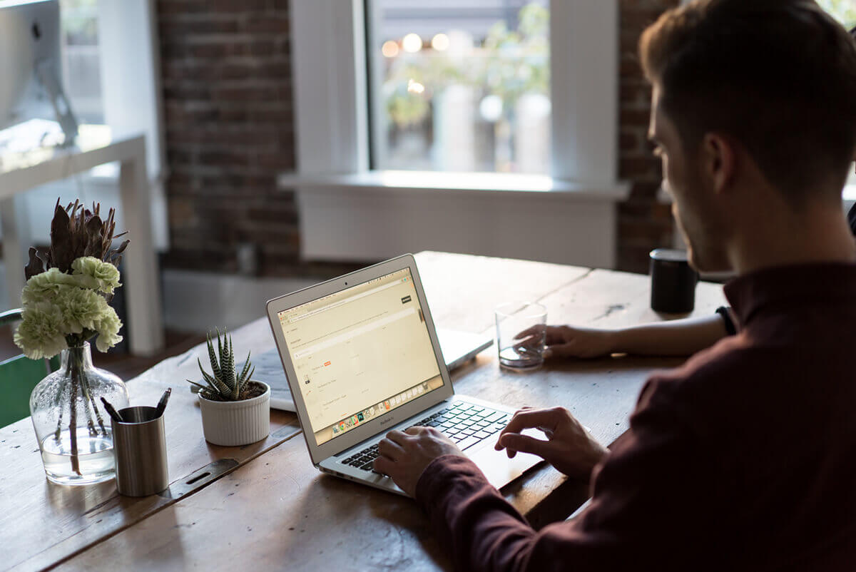  Outsourcing vs. In-House Digital Marketing: Choosing What is Best for a Small Business